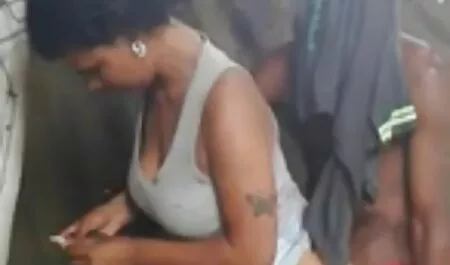 L'homme regarde du porno film marc dorcel streaming gratuit et la femme fait du sein
