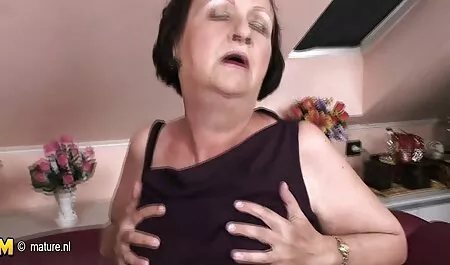 Le cuisinier extrait video x s'agenouilla sur ses genoux et l'attaqua et insulta la fille.
