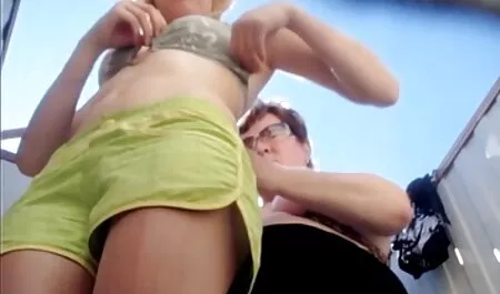 L'homme film pornographique xxl rouge se réveille avec sa langue le matin