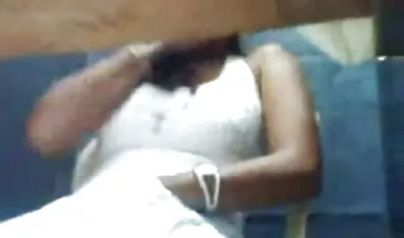 Un homme expérimenté avec un chat brun films sexe gratuit donne un coup de pied à un membre d'elle dans un anal profond.