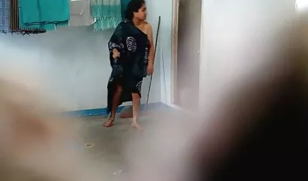 La fille film porno francais tukif a enlevé son manteau et a distribué ses gros seins.