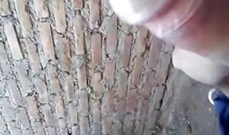 Assise film x arabe gratuit sur les toilettes, la fille fait pipi dans de longues chaussettes.