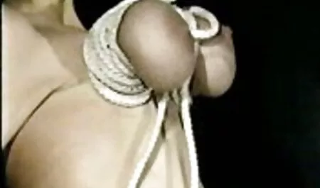 Valeria, porte une ceinture rouge, gorge profonde, et film video pornographie obtient du sperme dans sa bouche.