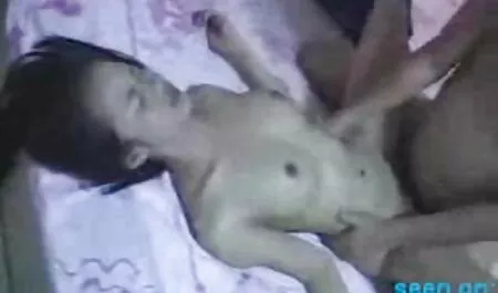 Une fille maigre étirant son pantalon a attrapé www xxx gratuit ses cheveux entre ses jambes.