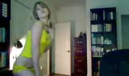 Assis sur le canapé, montrant à la fille ses film porno 60 ans orteils