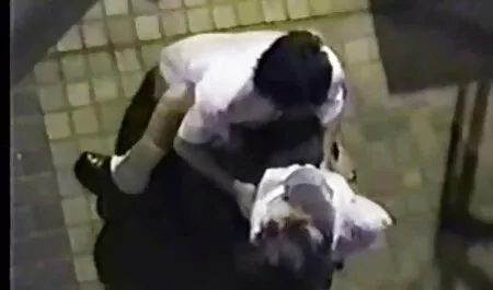 Une anal Blonde passionnée a tendu la main à l'un des membres du cul film pornographique gratuit