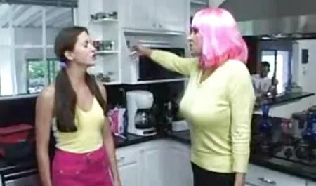 Une belle jeune femme s'habille doucement film porno gratuit pornovore dans la cuisine.