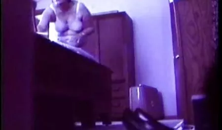 Dans le magasin de pièces détachées Une brune regarder film porno en streaming et son amie blonde manquent un vendeur