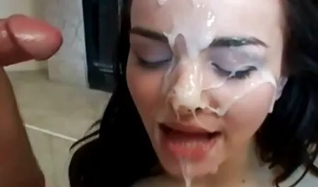 Les sex gratuit en streaming jouets à boutons enveloppent le sol dans le trou en dessous.