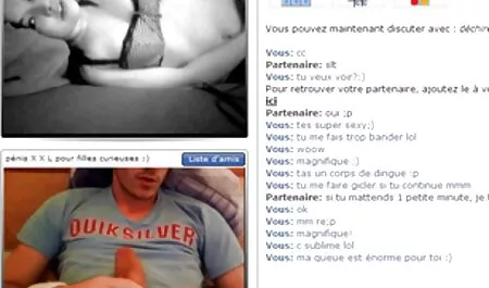 Dans le studio, la fille nue étendit extrait de video x son corps.