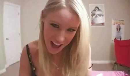 Salope film porno vidéo gratuit puni avec un pantalon et des bas épicé anal