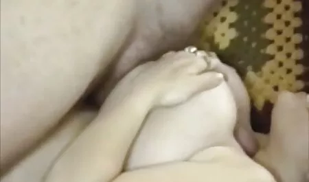 Les vieux voisins filme porn free traquent leur jeune voisin.