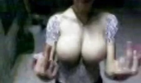 Une fille aux cheveux roux au brazzer video gratuite travail qui a divorcé parce qu'elle l'a vu a pris un mouchoir dans sa bouche.