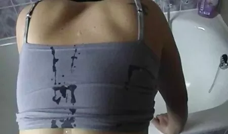 Elle a invité la fille ivre et est restée loin du film pornolesbienne canard se.
