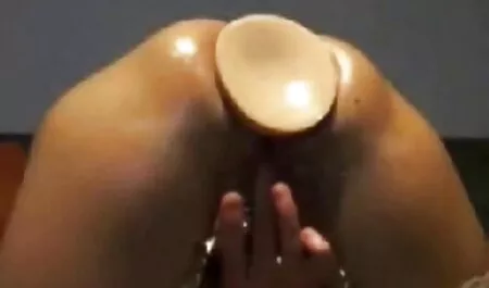 Balvanaya montre ses seins, met sa chatte dans le video de sexe extrait vagin du pénis pour se serrer, à la fin d'un orgasme orageux.