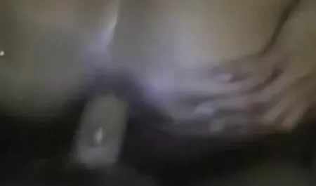 Cet homme dans extrait film x gratuit une vidéo a montré comment sa fille avait l'air en chaussettes dans les buissons.