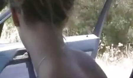 La blonde est sur le point de se faire baiser avec un gros gode. video cochonne gratuite