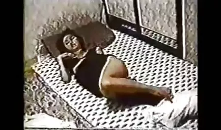 Mauvaise fille avec un gros gode en pornos grosse caoutchouc