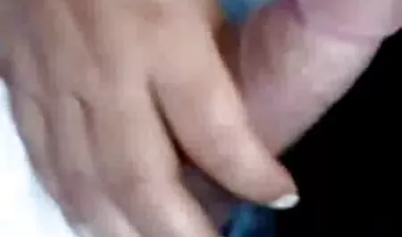 Pour nettoyer votre trou, vous donnez un poulet plein de film porno tukif gens Martini.
