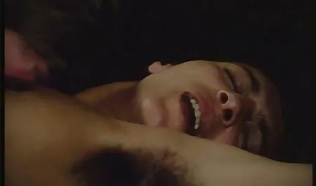 Il a payé pour film vidéo pornographique traiter les jambes des voisins pour rencontrer sa petite amie.