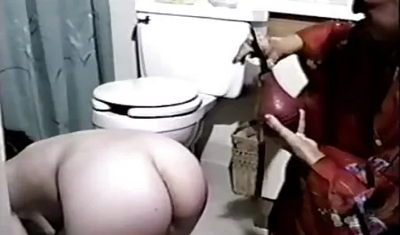 Brunette film x mesvip en collants et talons hauts dans une cabane en bois
