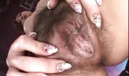 L'asiatique a donné un massage film porno gratuit noir à une fille occupée.