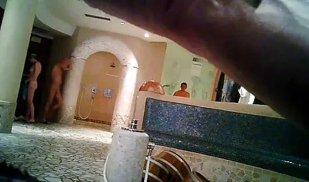 Helen avait un mal de tête, pour film coqnu lequel son mari a appelé le médecin, et quand ils sont arrivés, ils l'ont traitée avec des organes.