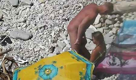 Excitée vieille tante filam poreno avec la langue.