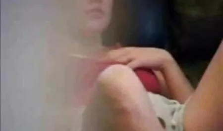 Lécher le gros cul et mettre des extrait film porno francais herbes sur son dos