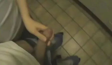 Un homme avec un ami a brisé sa voir porno gratuit mère en deux boîtes.