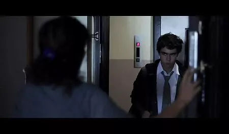 Le grand ira se masturbe avec les pieds d'un membre de la bite et s'assoit sur lui. film streaming adulte gratuit