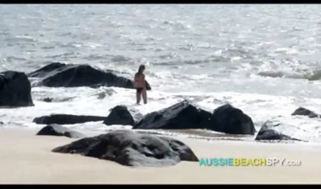 Sa jeune copine avec deux petits seins dans la films pornographiques en français gratuit douche.