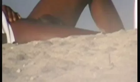 Avec la main de sourcil sur le film anal gratuit chapeau le vibrateur a été monté et fini