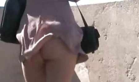 Aidez un ami bébé à laver le chat et vidéo pornographique xxx à rester avec sa bite.