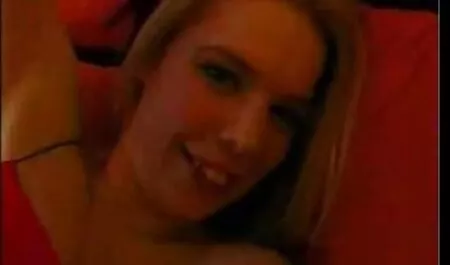 Après avoir frotté la pointe, l'un des amis a dû faire film porno version francaise une boulette de viande avec ses mains.