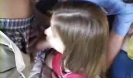 Rousse lesbienne séduit petite video pornographique pornodingue amie dans la douche.