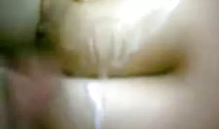 Une femme têtue se reposant dans les yeux d'un homme dans la salle grosse bite film de bain
