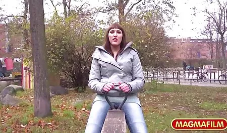 Fille dans regarder vidéo xxx un nouveau manteau qui se fait baiser