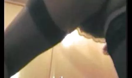 Lisa joue avec sa chatte immaculée. film porno complet en streaming